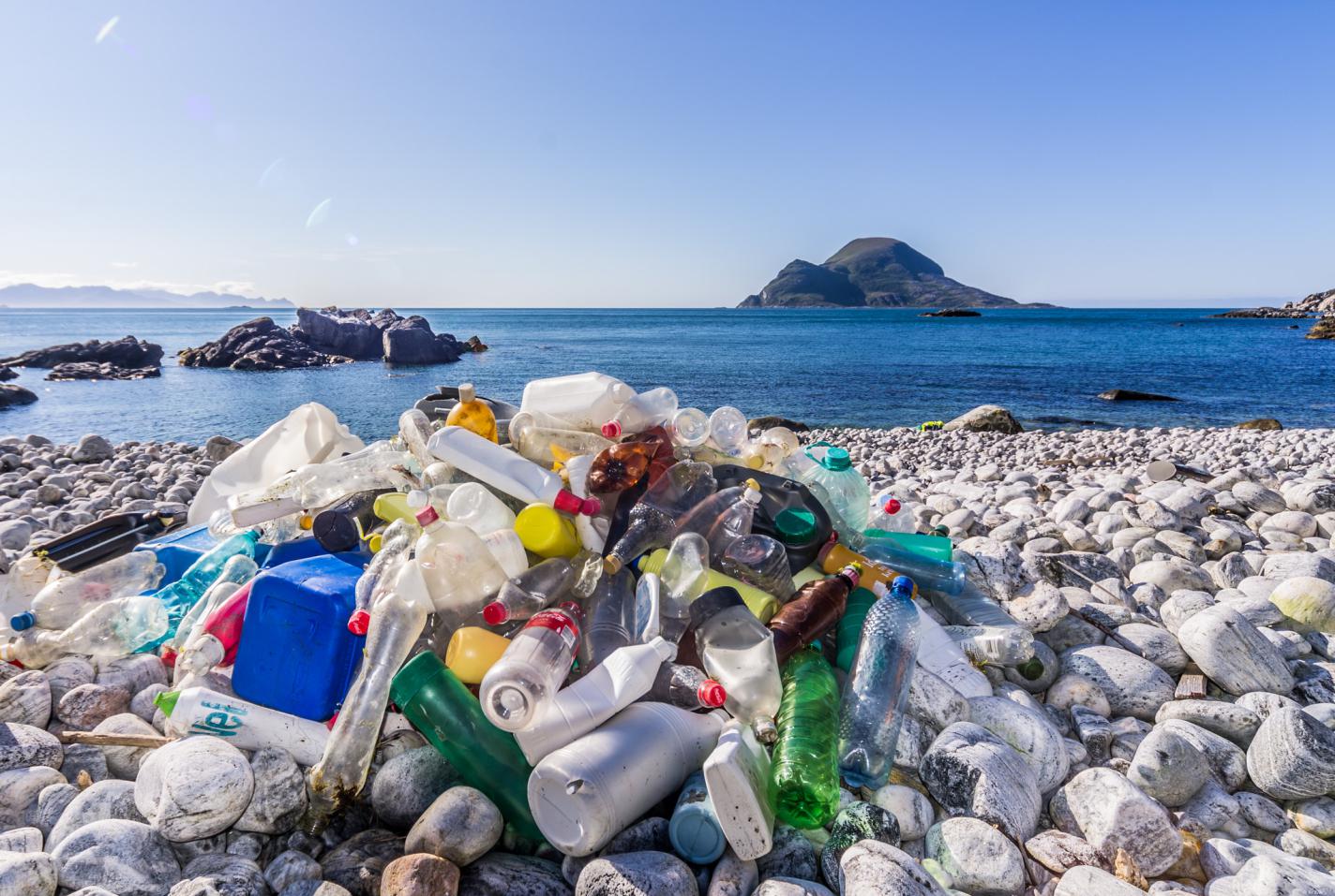 Marine litter. Plastic bottles on a beach. (Bo Eide, CC BY-NC 2.0)