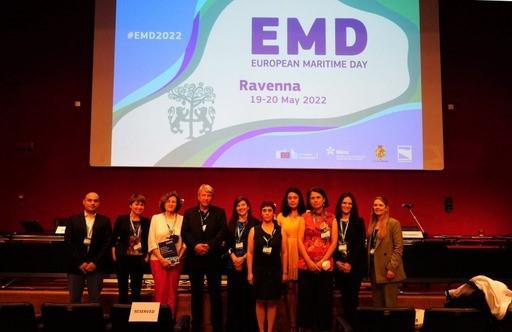EMD2022 group picture inside event